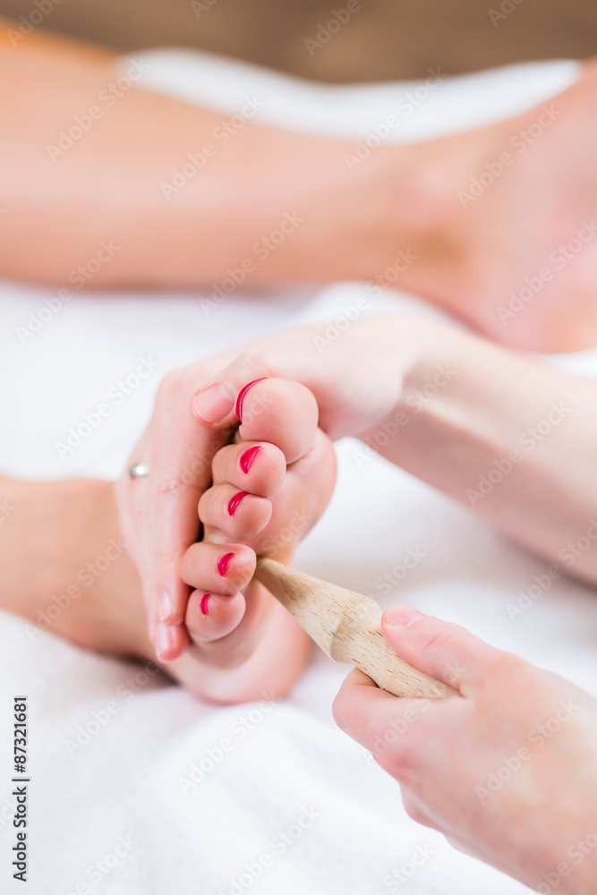 Frau bei Fuß Reflexzonenmassage Frau bei Fuß Reflexzonenmassage