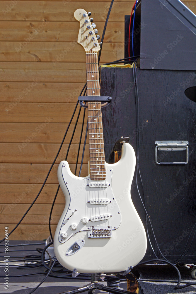 Fototapeta premium Guitare électrique blanche sur un support