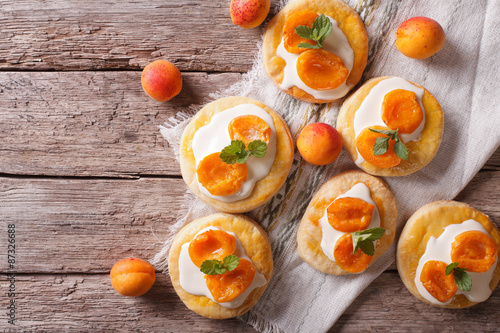 Homemade apricot biscuits with cream. horizontal top view 