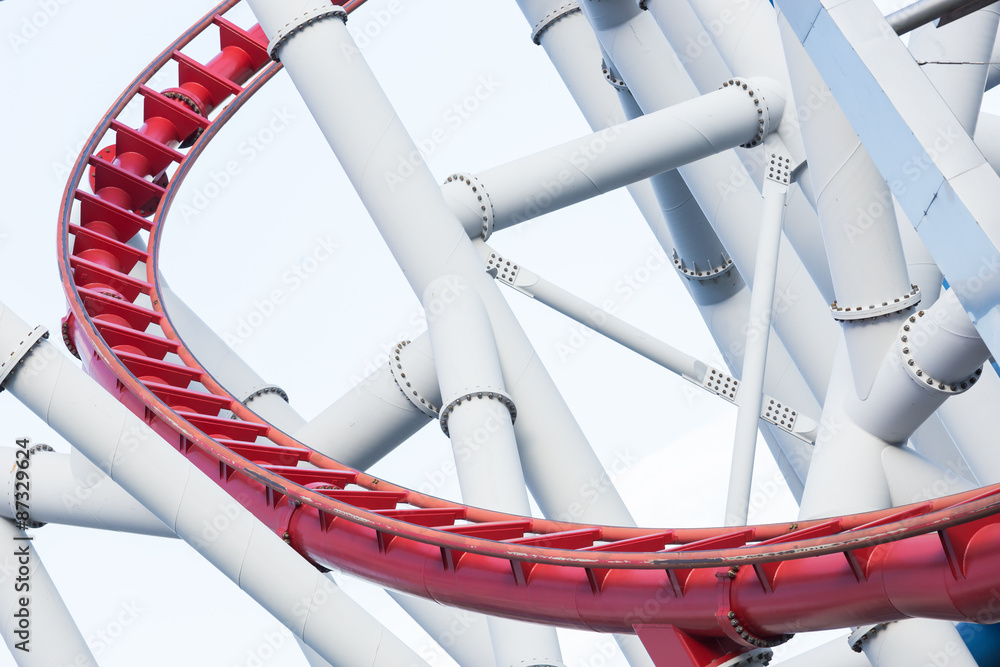 Obraz premium a roller coaster's loop with blue sky