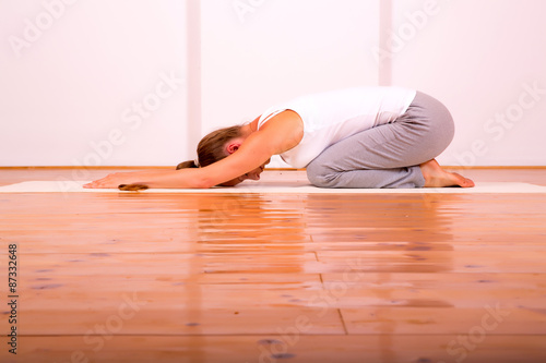 Frau in Yogaposition