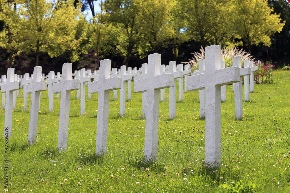 Weiße Kreuze auf Friedhof