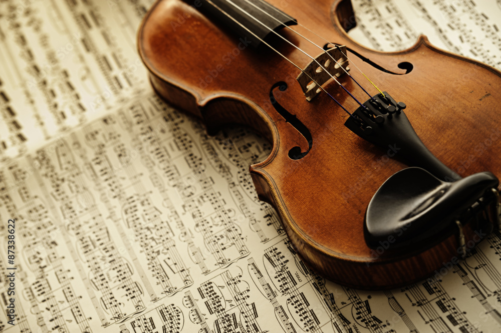 Fototapeta premium old and rare violin on a note sheet