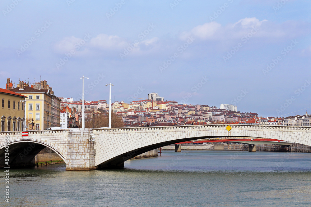 Fototapeta premium Lyon - Pont Bonaparte et colline de la Croix-Rousse