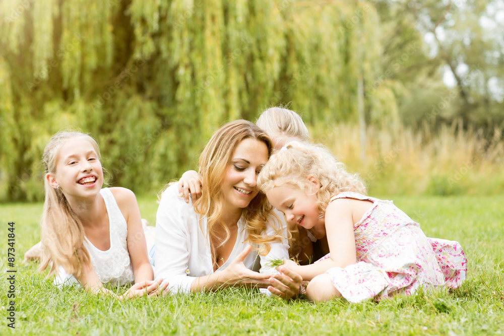 Fototapeta premium Mama mit Kindern auf der Wiese