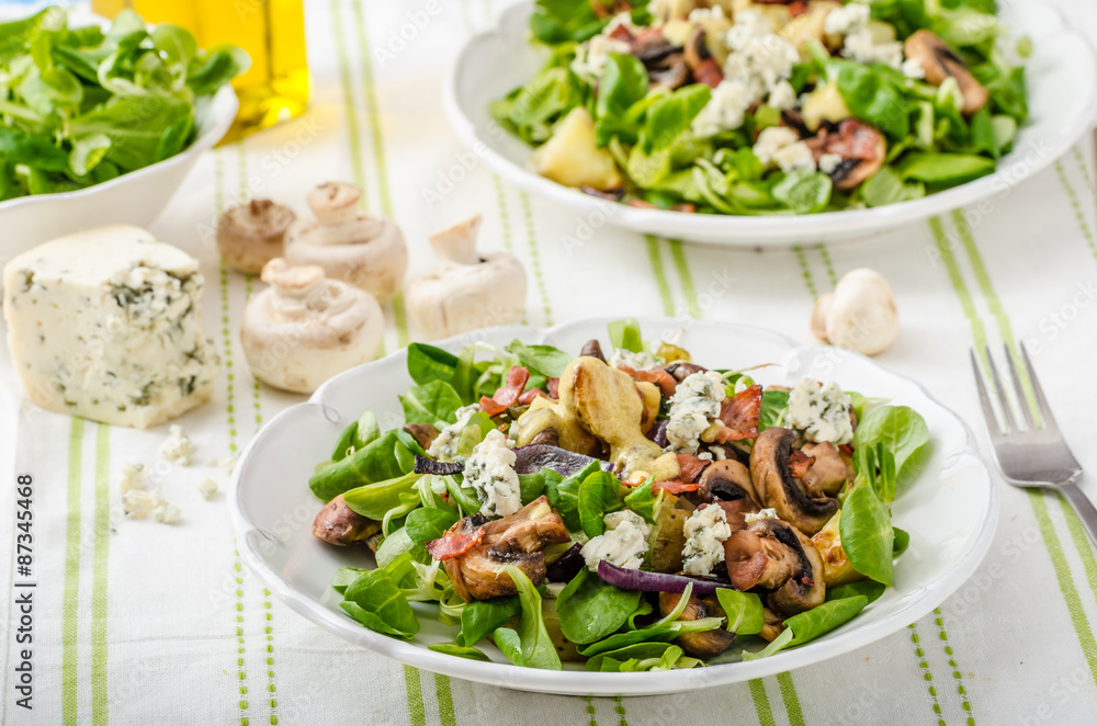 Salad with new potatoes and blue cheese Salad with new potatoes and blue cheese