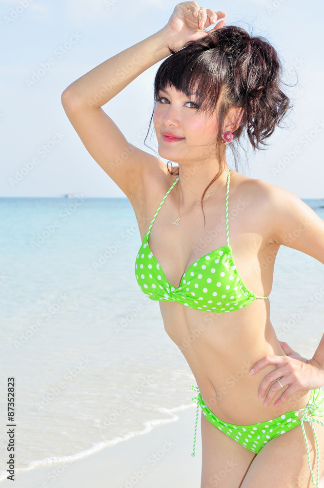 ビキニの若い女性 ビキニの若い女性