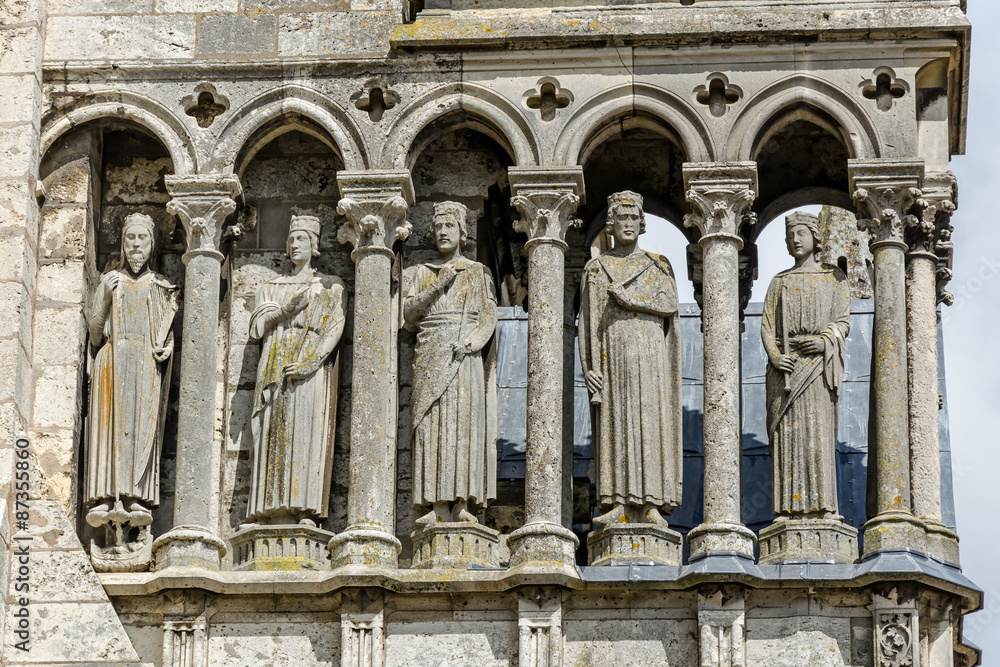 Statues on south wall of the Cathedral of Chartres