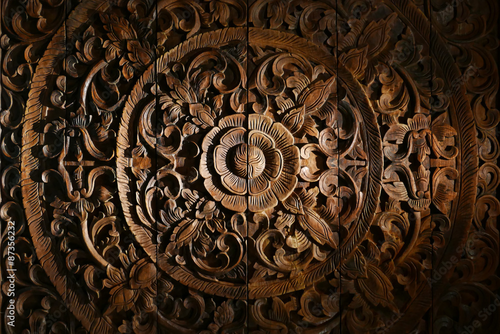 Naklejka premium Pattern of flower carved on wood background.