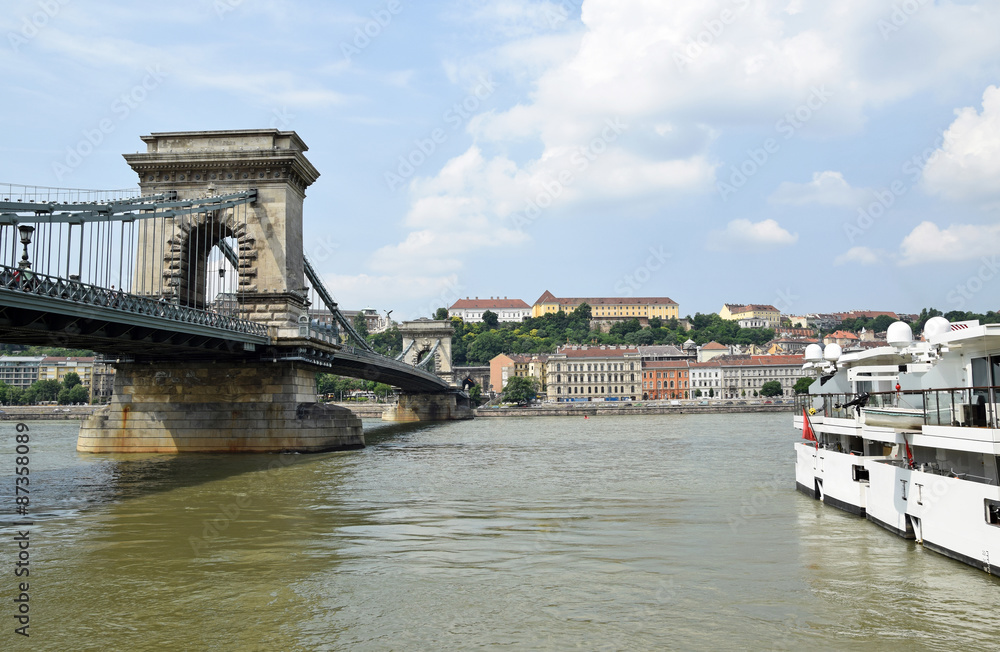 Obraz premium Chain Bridge and tourist ships, Budapest, Hungary