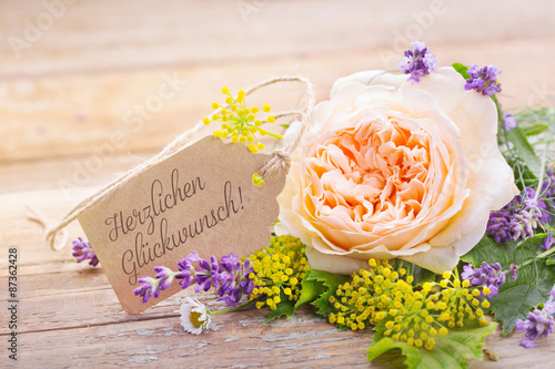 Glückwünsche mit duftender englischer Rose und Lavendel photo