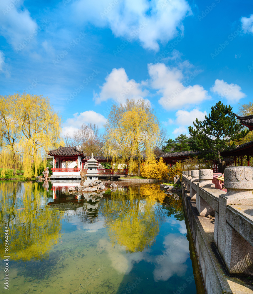 Obraz premium Formal Chinese garden in Spring