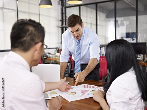 Photos Businesspeople discussing sales in office
