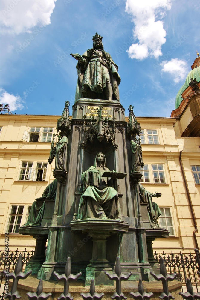 Памятник королю Карлу Четвертому на площади Крестоносцев в Праге