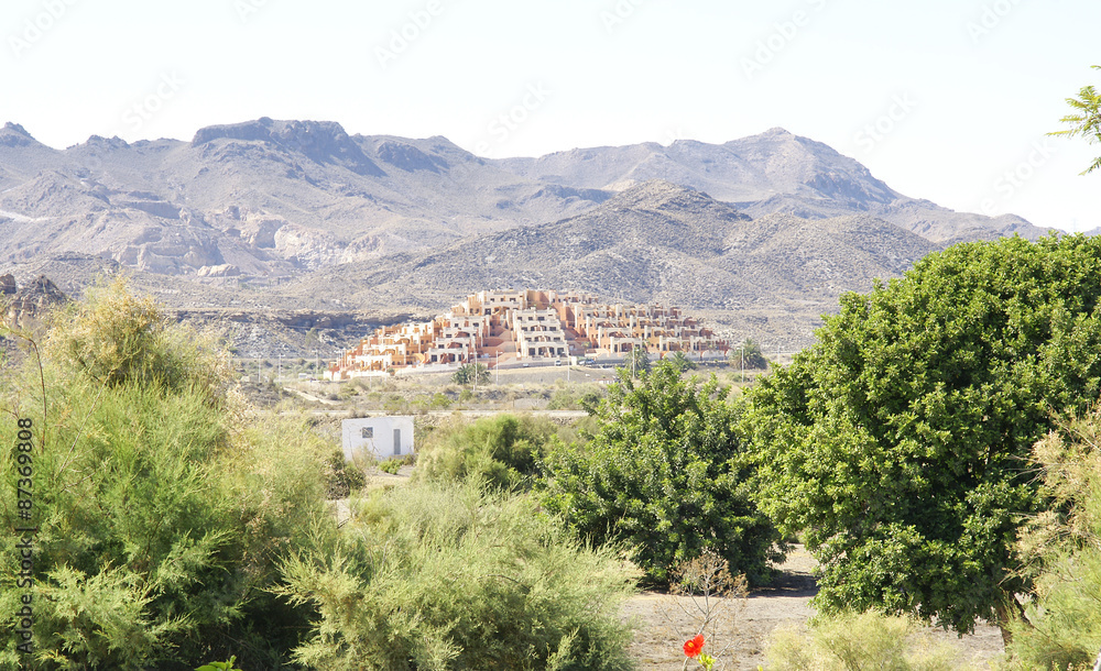 Paisaje agreste con urbanización en Almería, España