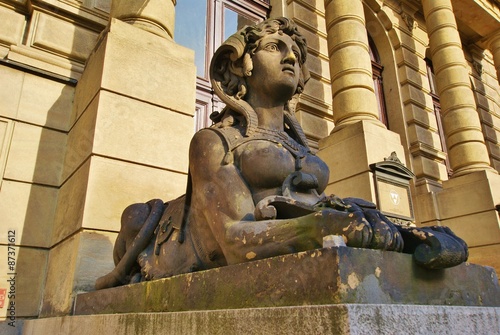 Скульптура сфинкса у входа в здание театра
