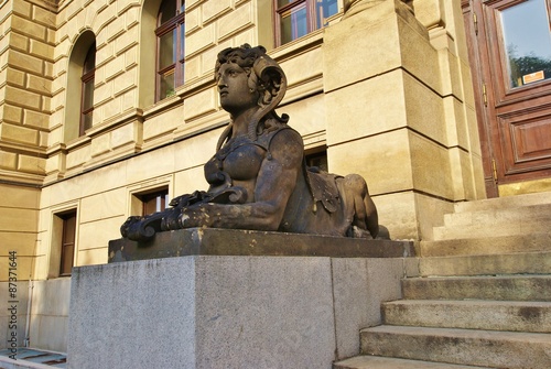 Скульптура сфинкса у входа в здание театра