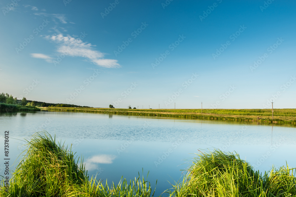 Вид на сельское озеро