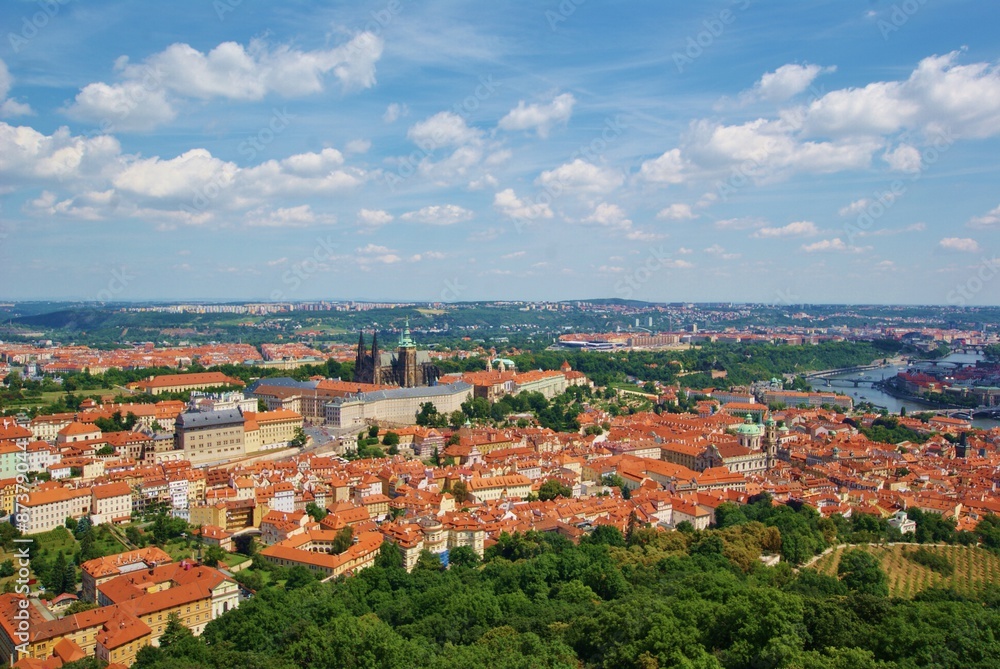 Вид на Пражский град с Петршинской обзорной башни на холме Петршин Прага Чехия
