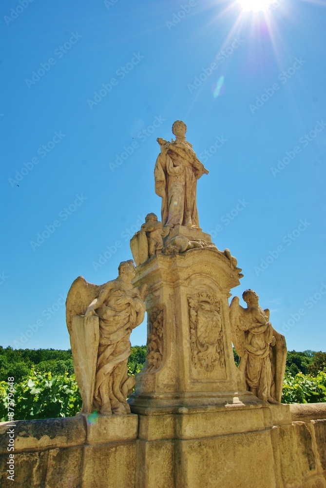 Obraz premium Статуи святых и архангелов каменные