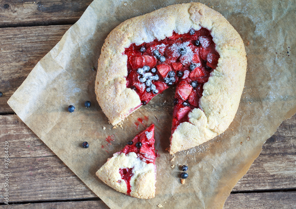Simple crusty pie of short pastry with fresh strawberries 