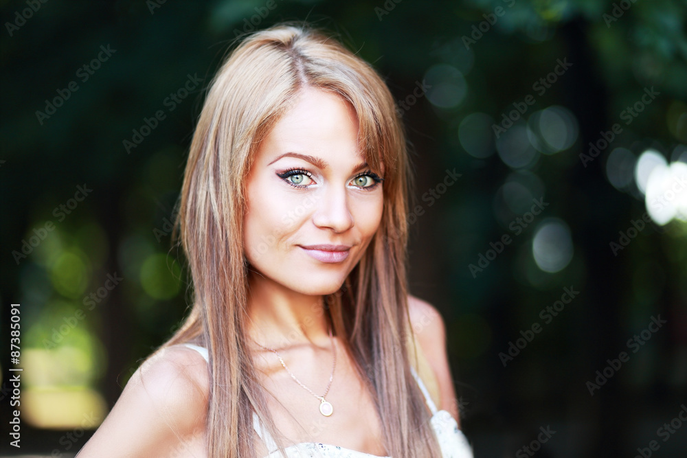 Obraz premium Model Posing over Green