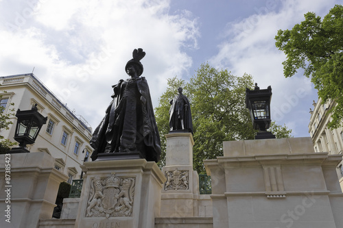 Queen Elizabeth Memorial & King George VI Memorial, The Mall, London photo