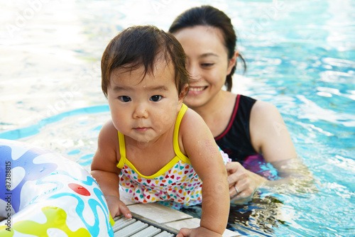 プールで遊ぶ赤ちゃんとお母さん