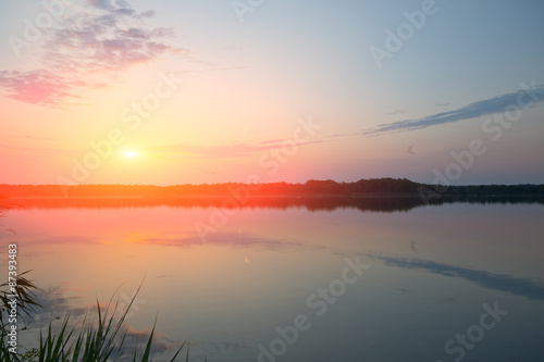 Wschód słońca nad jeziorem