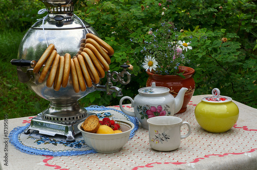 Obraz na plátně Russian tableful with samovar in the garden