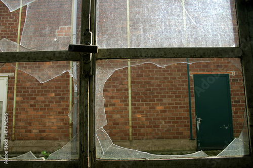 kaputte Fensterscheiben photo