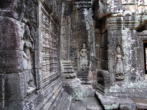 Fresque et scultures de danseuses au temple d'Angkor photo