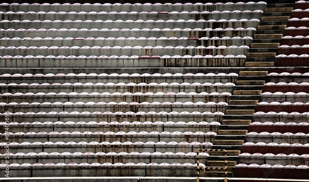 Obraz premium puste trybuny i trybuny bez ludzi na stadionie piłkarskim