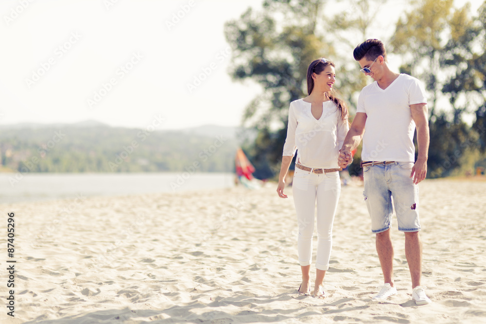 Fototapeta premium Romantic couple holding hands