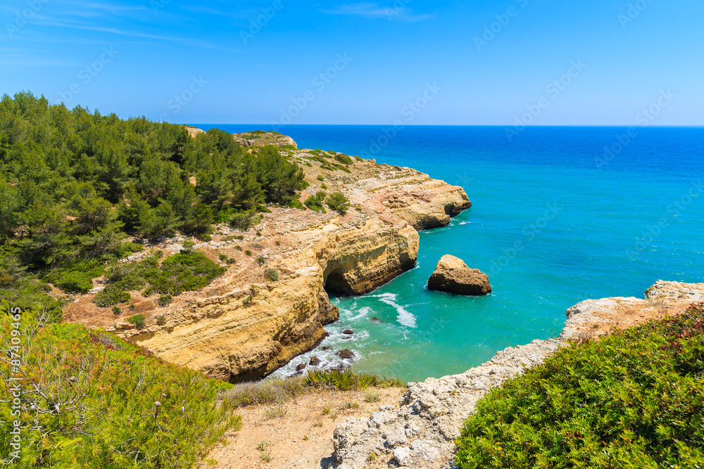 Fototapeta premium Secluded sea bay with rocky cliffs on coast of Algarve region, Portugal