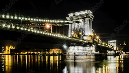Canvas Print Night view over illuminated szechenyi lanchid bridge in hungarian capital budapest
