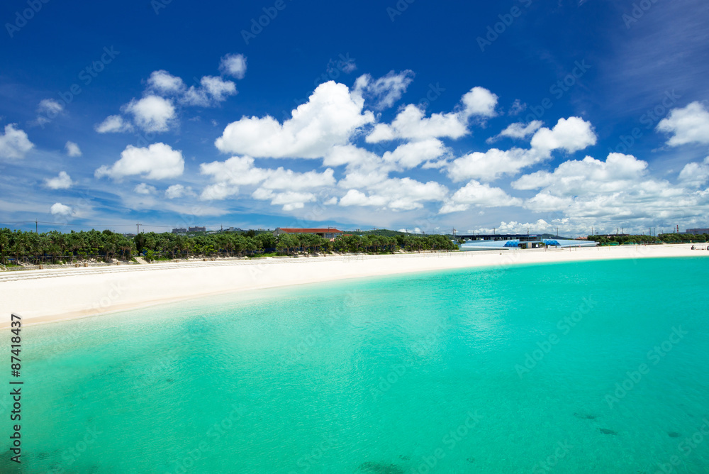 Obraz premium 沖縄のビーチ・西原きらきらビーチ 