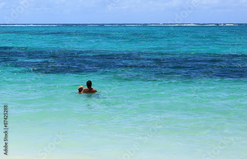plage et couple en lagon bleu de l'île Maurice