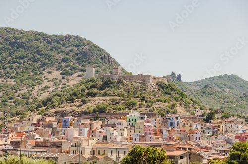 Bosa, Stadt, Altstadt, historische Burg, Festung, Kastell, Fluss Temo, Mittelmeer, Insel, Sardinien, Sommer, Italien © bill_17