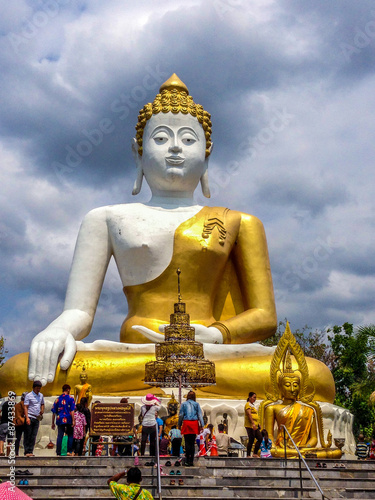 Large golden Buddha © 9atth