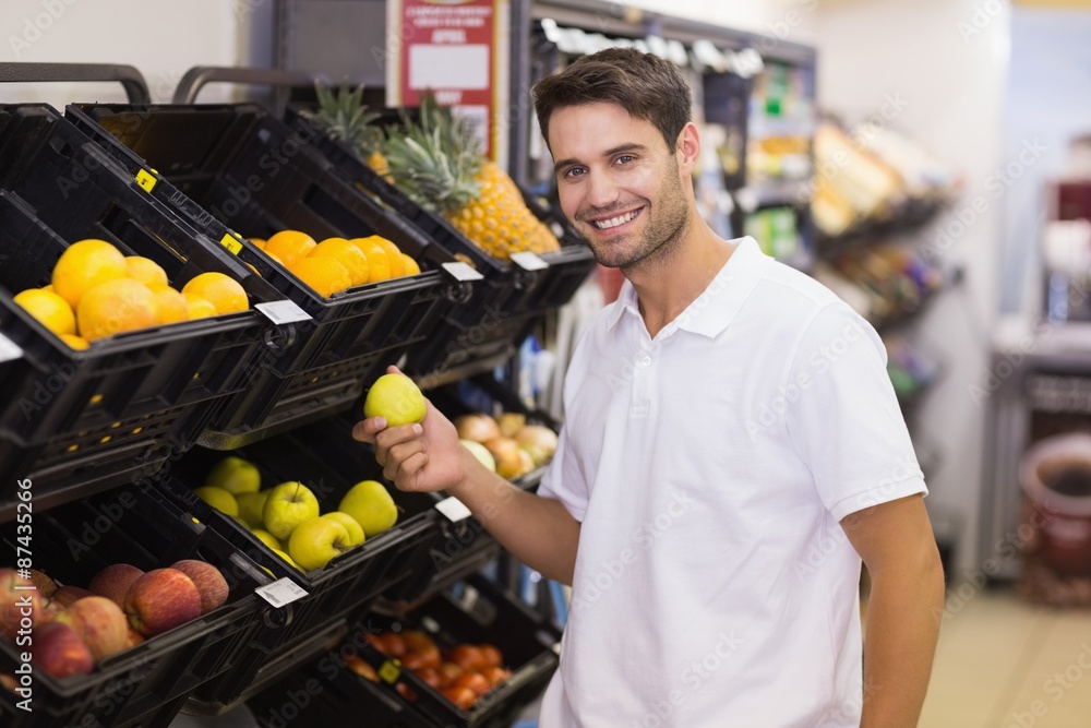 Obraz premium Portrait of a handsome man buying a fruits
