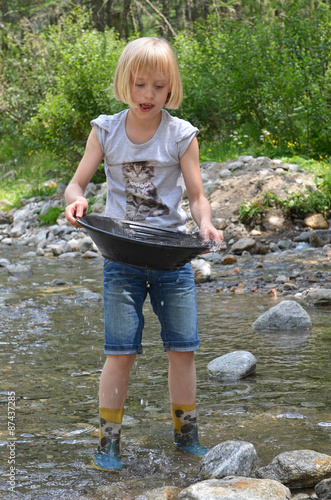 Kind beim goldwaschen  photo