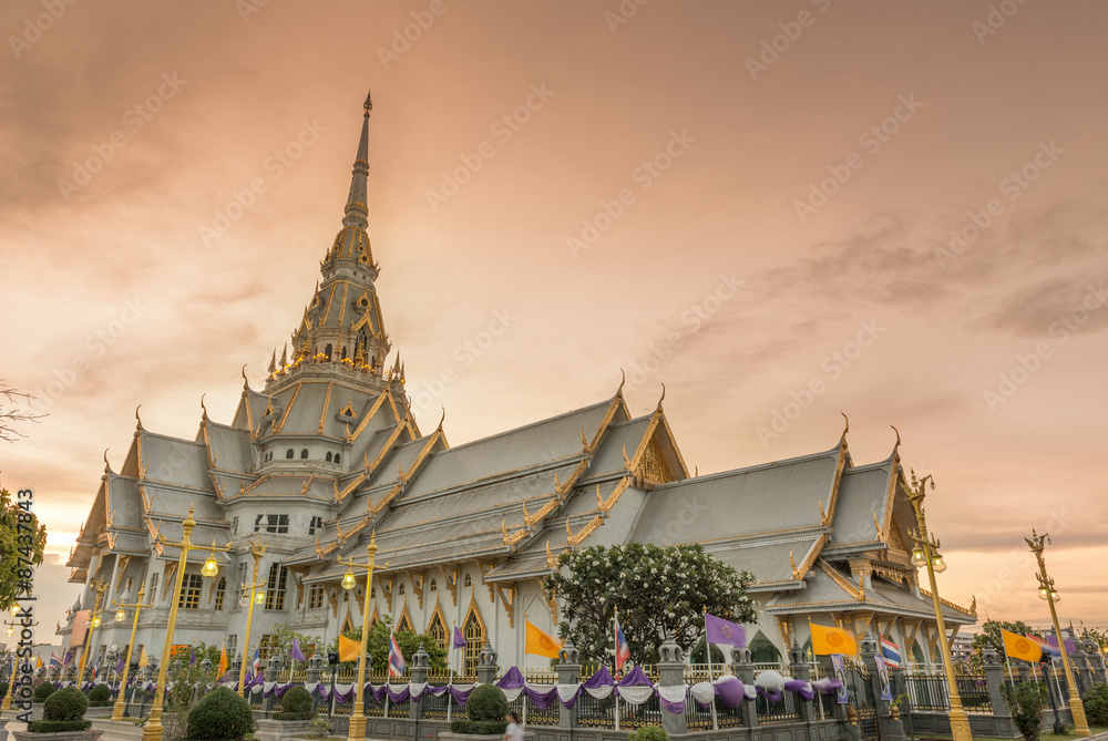 Fototapeta premium Świątynia Wat Sothorn o zachodzie słońca