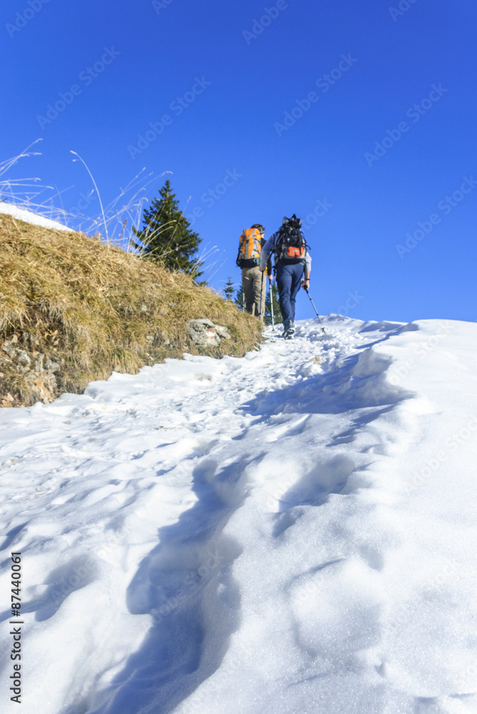 Bergwanderer beim Aufstieg im Schnee