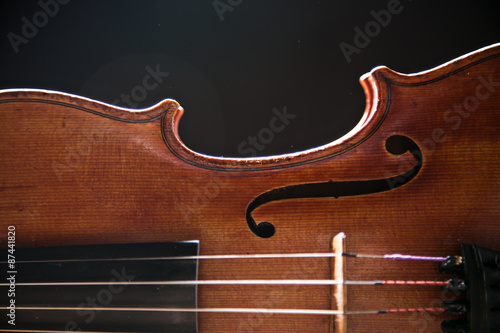 Foto Old violin on dark background.
