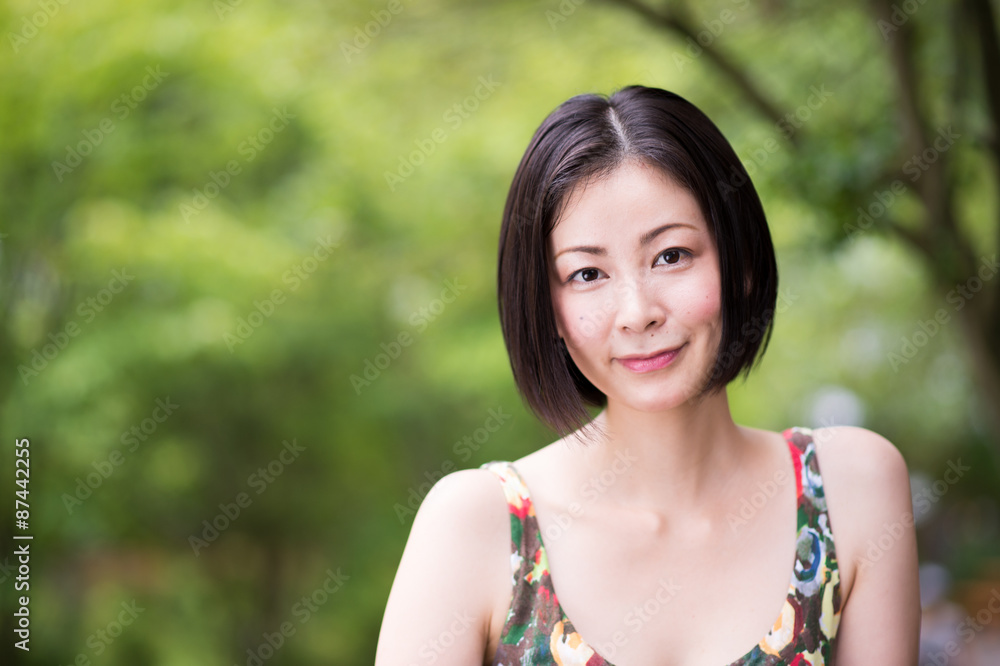 自然の中での女性のポートレート 自然の中での女性のポートレート