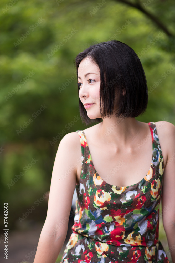 自然の中での女性のポートレート 自然の中での女性のポートレート