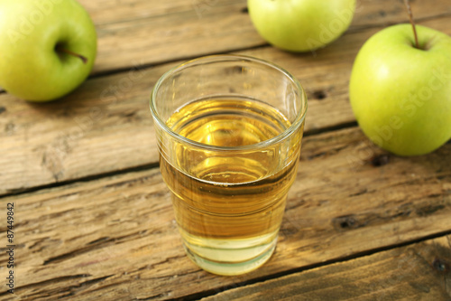 sidro di mele in bicchiere su tavolo di legno rustico