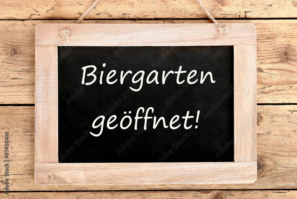 Fototapeta premium Holztafel Biergarten geöffnet