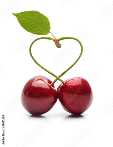 Herz aus Kirschen mit Blatt